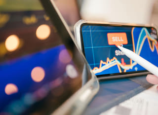 Trader analizujący opcje Bitcoin, Ethereum i forex na wielu rynkach